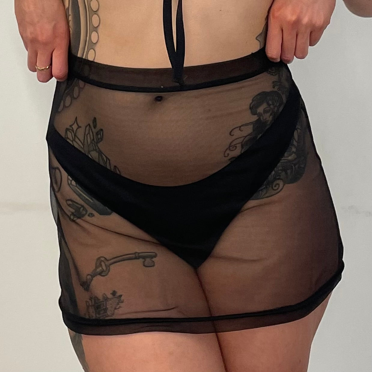 Base Mini Skirt / M / Black Mesh